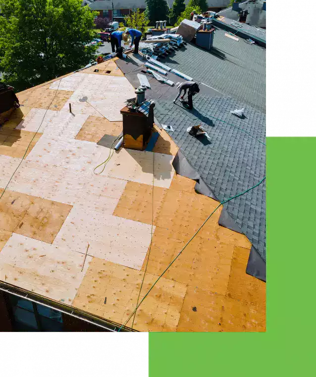 Hommes travaillant sur un toit
